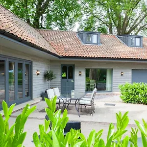  Holiday home The Stables With Jacuzzi & Tennis Court United Kingdom
