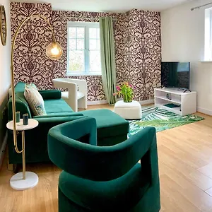 The Comfy Flat- Modern & Bright 2 Bedrooms Apartment